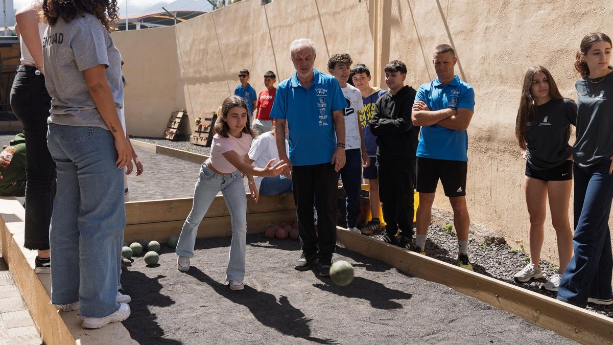Juego de la bola canaria en la II Semana de Deportes Tradicionales.