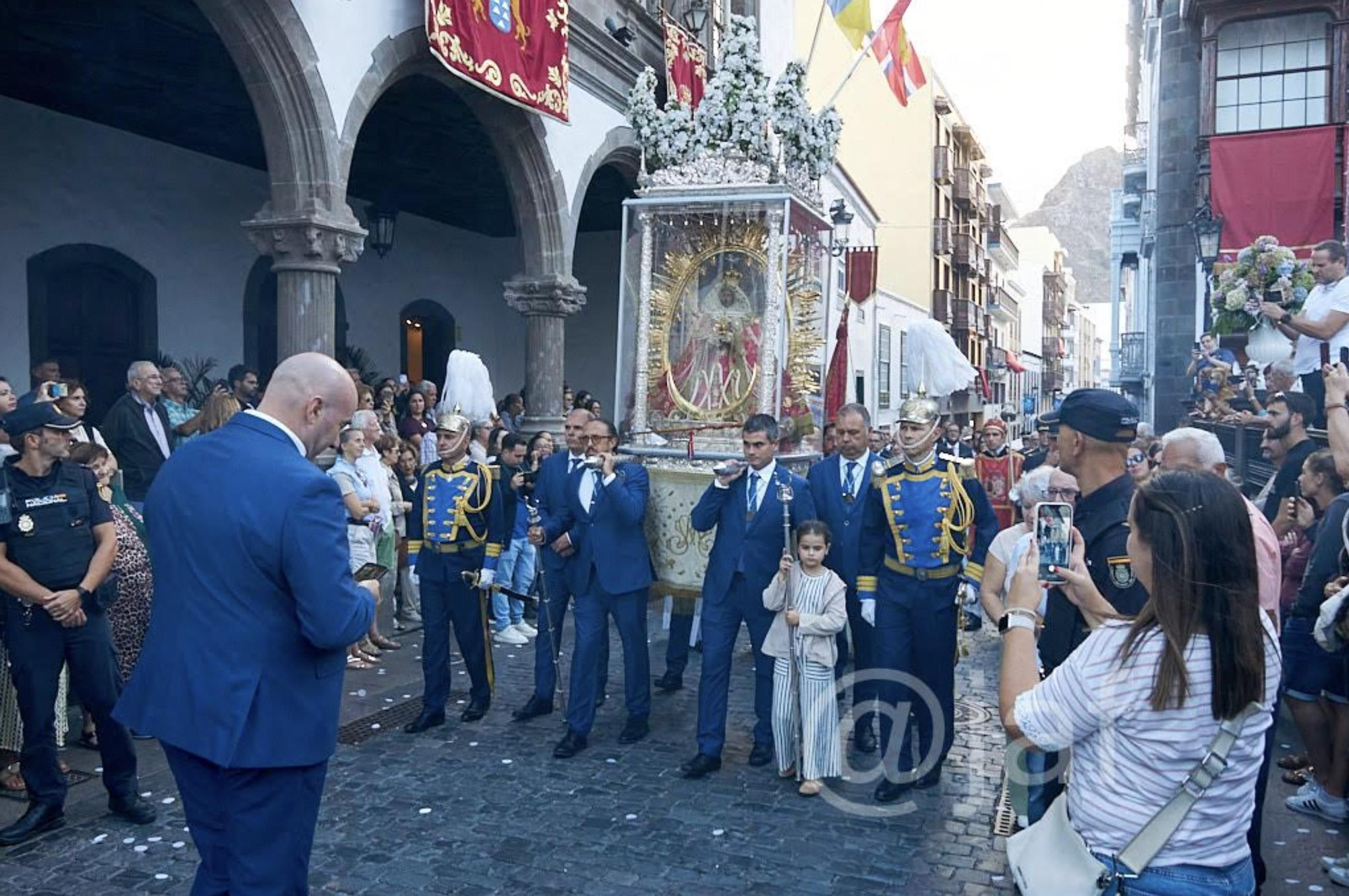 La Patrona recorrió, arropada por un mar de fieles emocionados, los lugares más emblemáticos de la ciudad: la Plaza de España, la Calle Real y la Plaza de la Alameda.