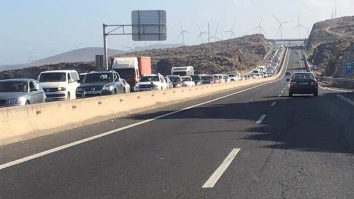 Atasco kilométrico en la TF-1 con sentido Santa Cruz de Tenerife