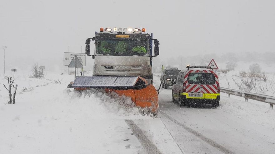 Trabajos en carretera de las máquinas quitanieve