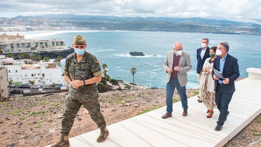 Una de las pasarelas de El Confital