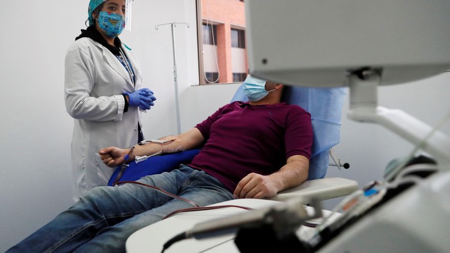 Un paciente dona plasma para tratar pacientes con COVID-19 hoy, en el Instituto Distrital de Ciencia Biotecnología e Innovación en Salud, en Bogotá (Colombia). EFE/ Carlos Ortega