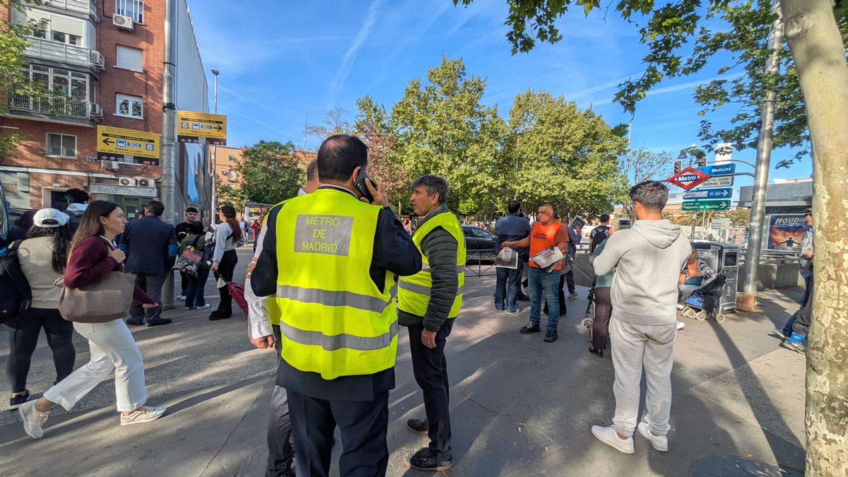 Personal de Metro junto a la estación de Metro de Oporto, una de las que se ha visto afectadas por el corte del servicio de la línea 6.