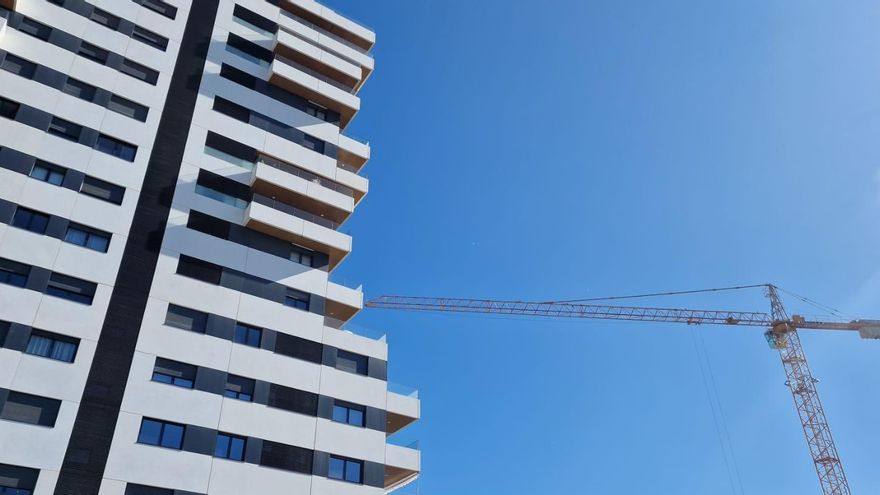 La política de vivienda pública de Mazón: venta en lugar de alquiler, pisos más caros y los fondos europeos en peligro