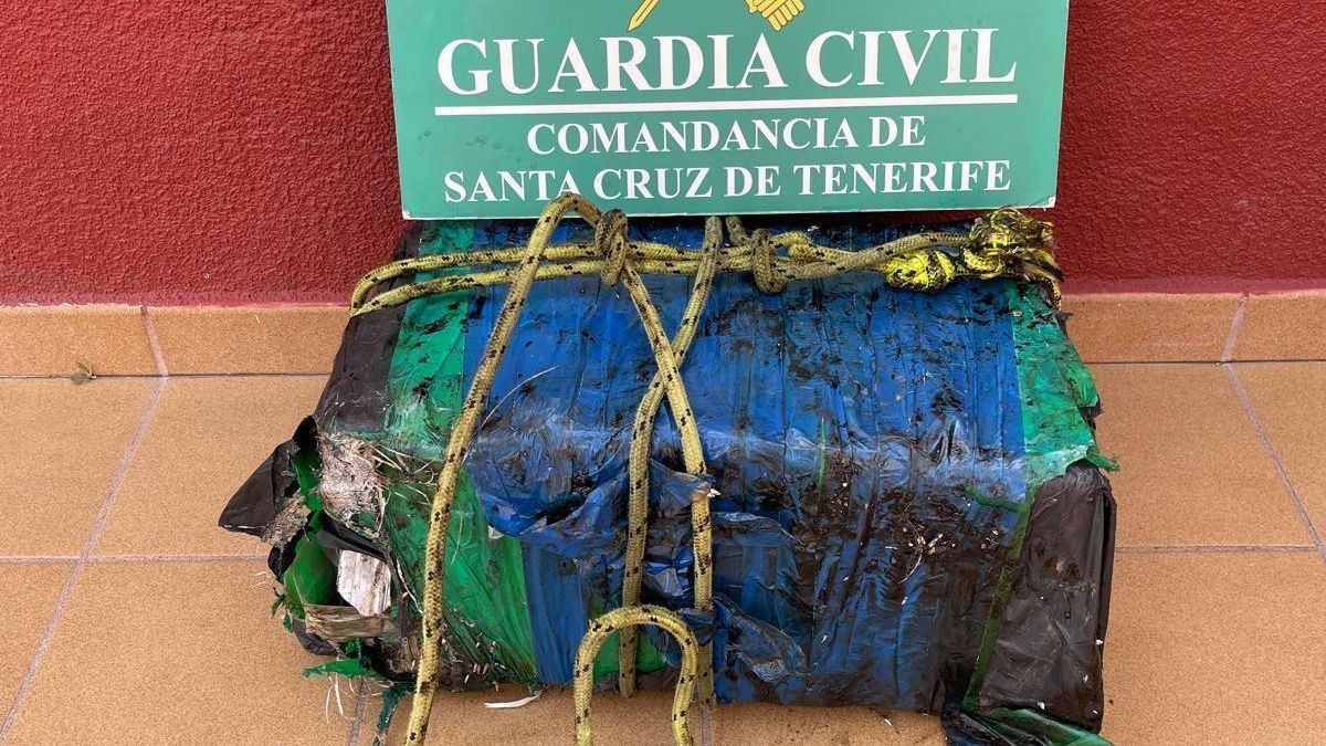21 Kilograms of Cocaine Seized in Two Bundles Discovered on the Coast of Los Silos