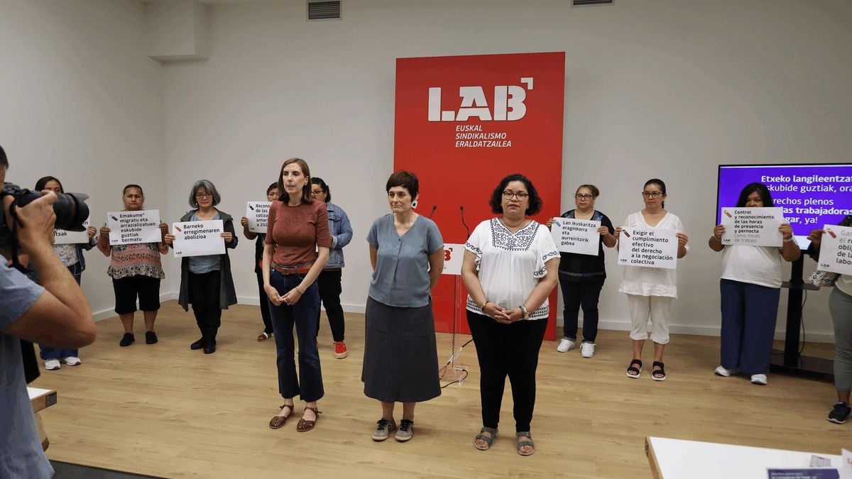 Las trabajadoras del hogar este lunes en el sindicato LAB de Bilbao