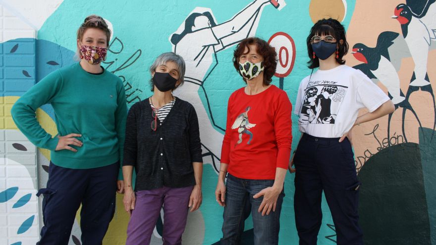De izquierda a derecha, Raquel, Asun, Antonia y Fiona posan junto al mural de mujeres riojanas que han pintado las cuatro en Calahorra, simultáneamente a la obra de Unlogic Crew
