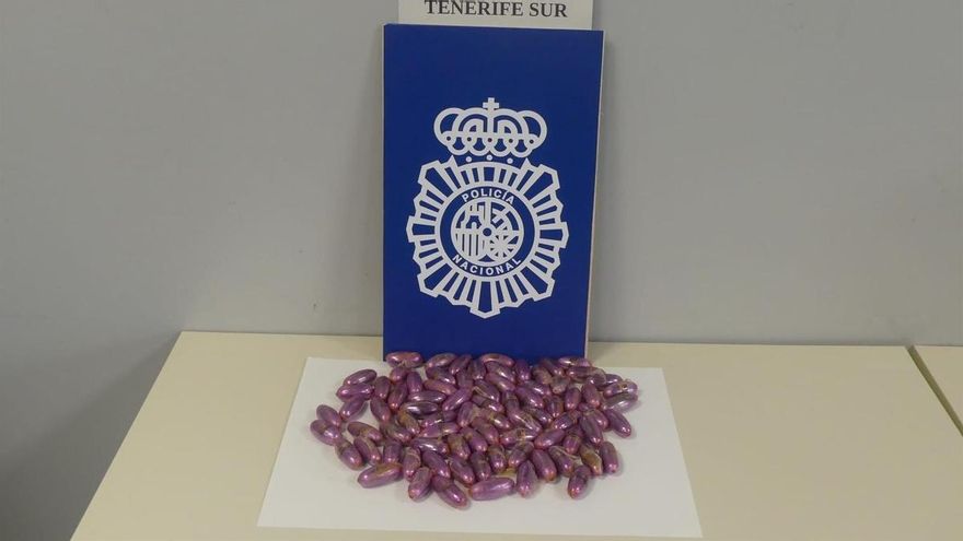 Se come casi 80 'bellotas' de hachís y acaba detenido al aterrizar en Canarias