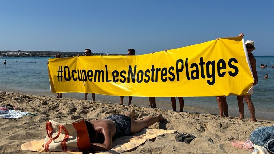 Más de cien personas 'toman' la Playa de Palma contra la "inacción" de las administraciones ante la masificación turística