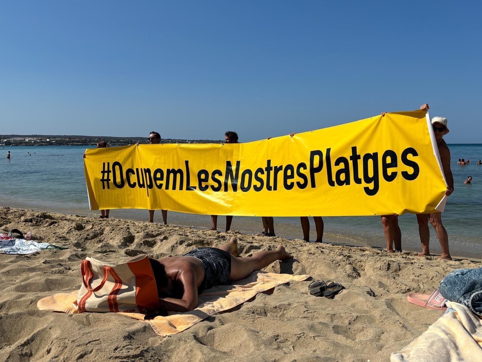 Algunos de los manifestantes que el 11 de agosto de 2024 'tomaron' la Platja de Palma en protesta por la masificación turística
