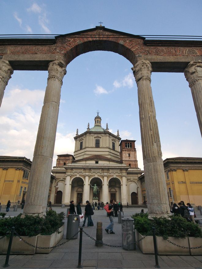 La fachada de San Lorenzo desde las columnas romanas.