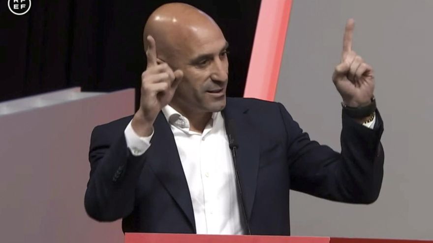 El presidente de la Real Federación Española de Fútbol, Luis Rubiales, durante su intervención en la Asamblea General
