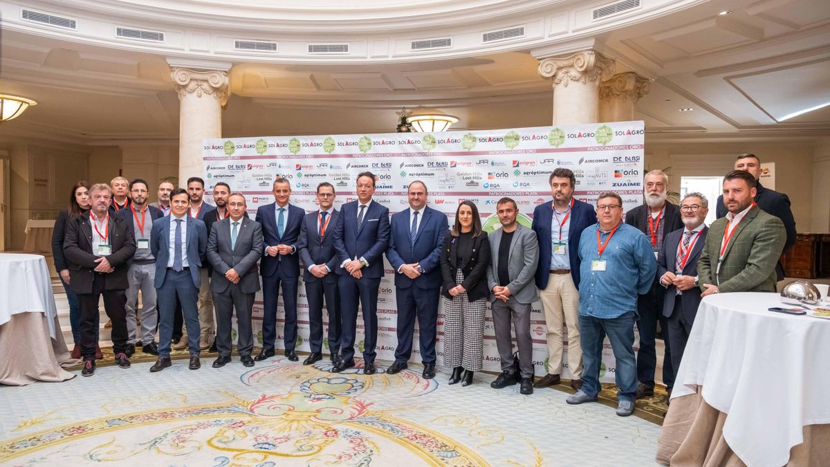 El consejero con organizadores y patrocinadores