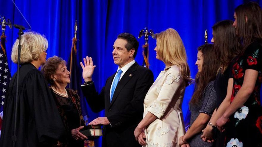 Andrew Cuomo avisa a Trump de que jamás cerrará la antorcha de la libertad