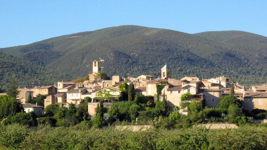 El rincón de la Provenza francesa con un antiguo molino de aceite del siglo XVIII y un castillo medieval
