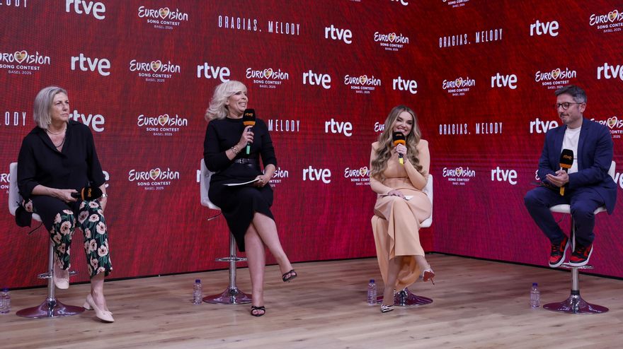 Ana María Bordas, junto a María Eizaguirre, Melody y el director de TVE Sergio Calderón