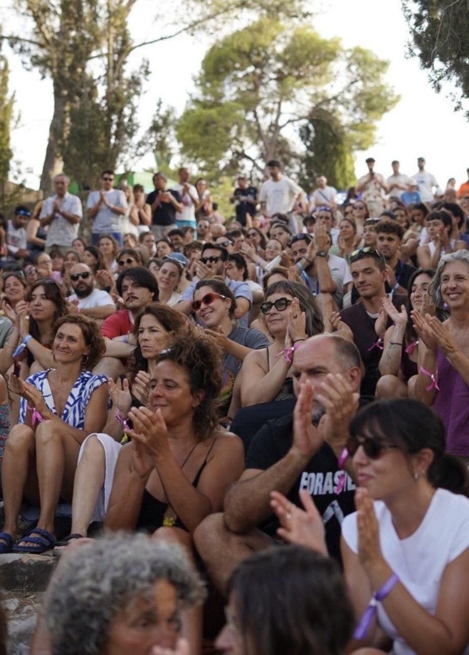 El público sentado en una escalera de piedra disfrutando de un concierto en la Mobofest. Cedida por Mobofest