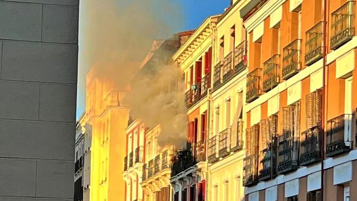 Fuego en Malasaña: el incendio en un edificio alerta a los vecinos de la calle Monteleón, en pleno de centro de Madrid