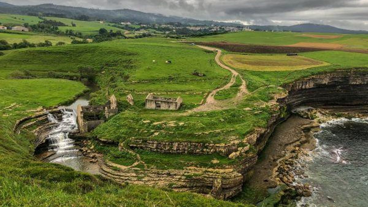 El pequeño pueblo en el que se puede disfrutar de un acantilado, un antiguo molino y una cascada