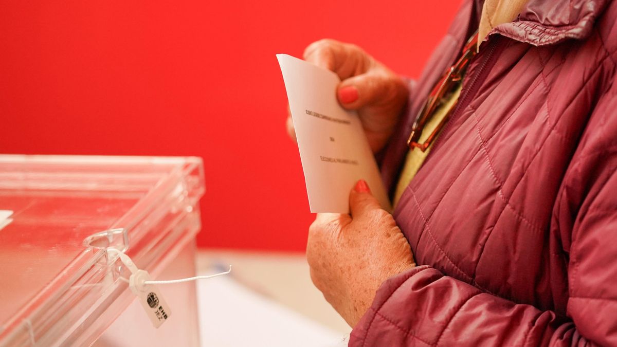 Una persona ejerce su derecho a voto en las elecciones