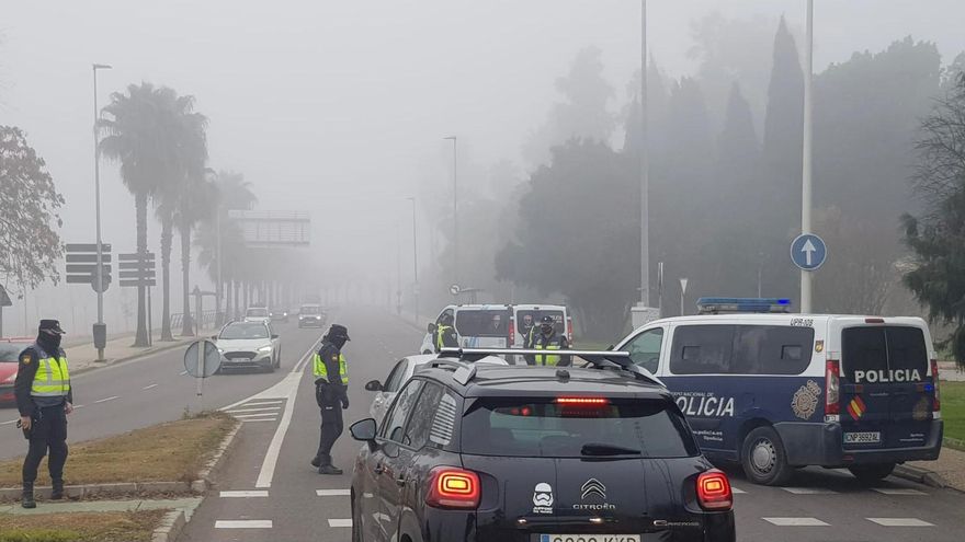 Las Fuerzas y Cuerpos de Seguridad controlan la restricción de movilidad entre municipios que este jueves ha comenzado en Extremadura
