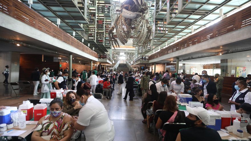 Trabajadores de Salud vacunan a profesores durante una jornada de vacunación masiva contra la Covid-19, en la Biblioteca Vasconcelos de Ciudad de México (México). EFE/ Sáshenka Gutiérrez