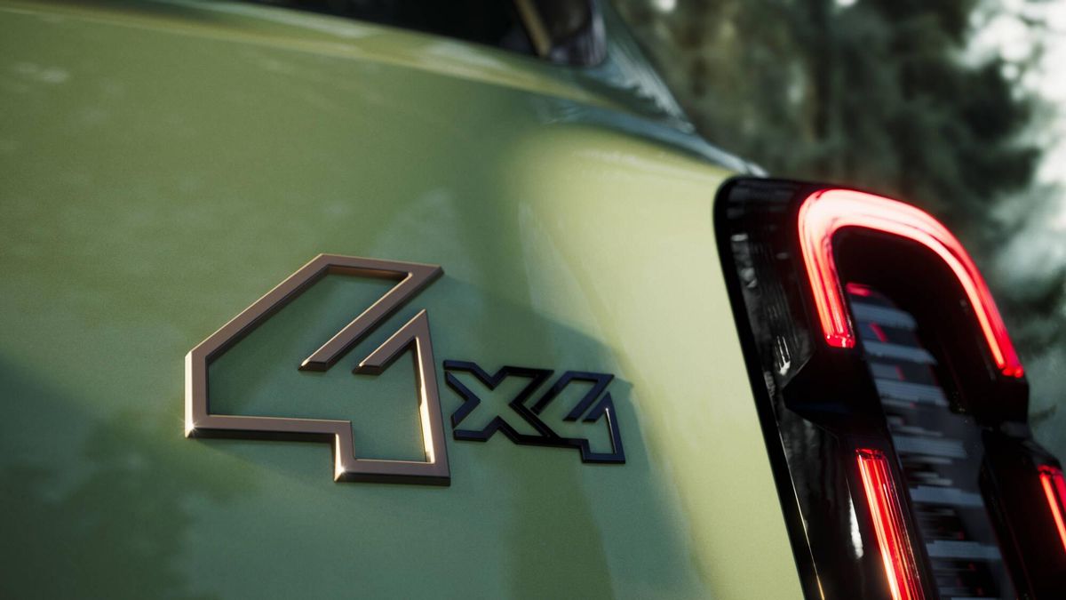 Detalle en la zaga alusivo al carácter 4x4 del coche.