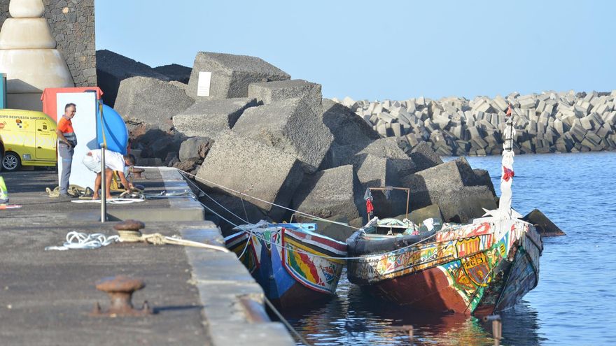El Gobierno central declara urgente el traslado y destrucción de los cayucos que se acumulan en El Hierro y afectan a la operatividad del puerto