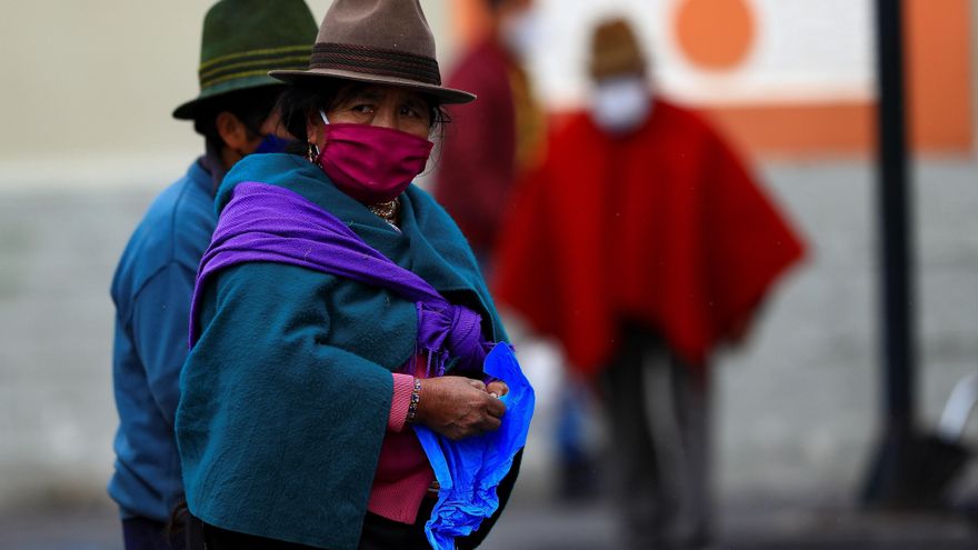 Unas indígenas ecuatorianas con mascarilla caminanpor las calles de las ciudad Riobamba (Ecuador). EFE /José Jácome /Archivo