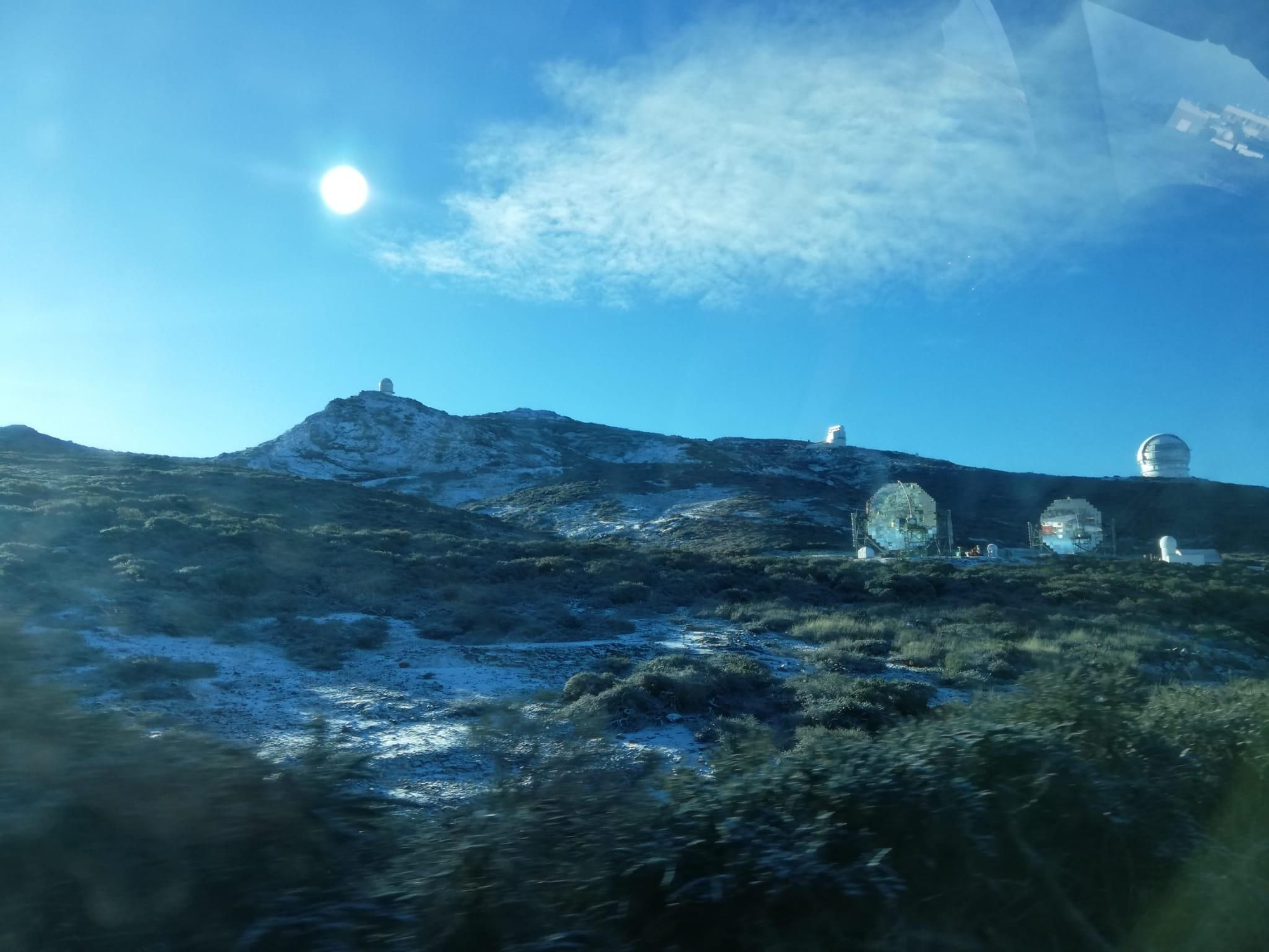 Las cumbres de la Isla, tras la nueva nevada, ofrecen esta jornada una estampa netamente invernal.