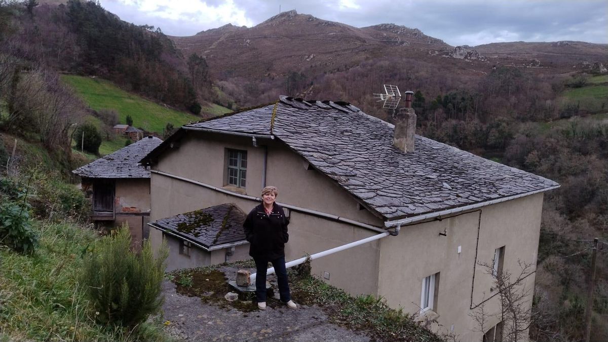 Estefanía González, alcaldesa de Villayón, en su casa de Brañúas