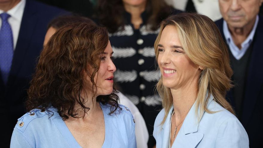 La presidenta de la Comunidad de Madrid, Isabel Díaz Ayuso (i), y la candidata número dos al Congreso por Madrid, Cayetana Álvarez de Toledo (d), durante la presentación de la candidatura del PP para el 29N en Madrid, a 27 de octubre de 2026