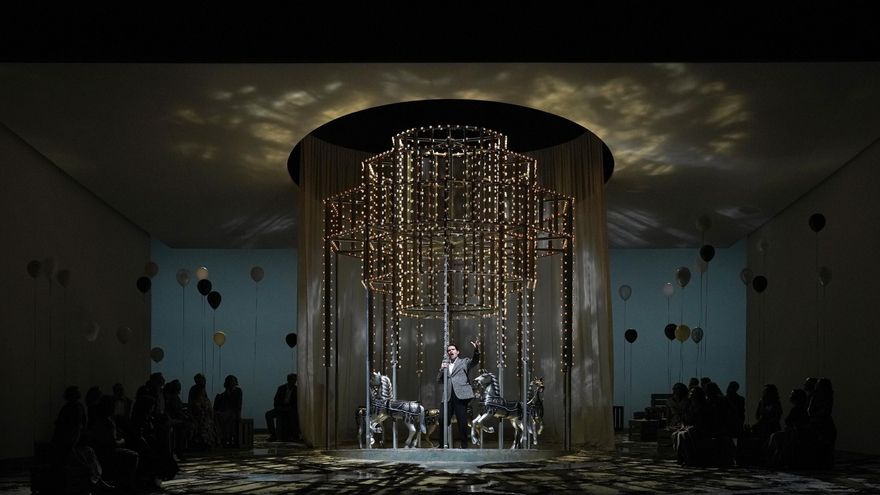 El tiovivo de ocupa el centro del escenario en la primera parte de 'Manon Lescaut'