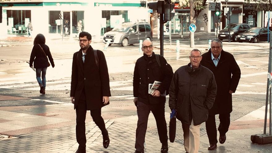 Ramón Tomàs i Riba y Francesc Fernández Joval, a la derecha, junto a sus abogados
