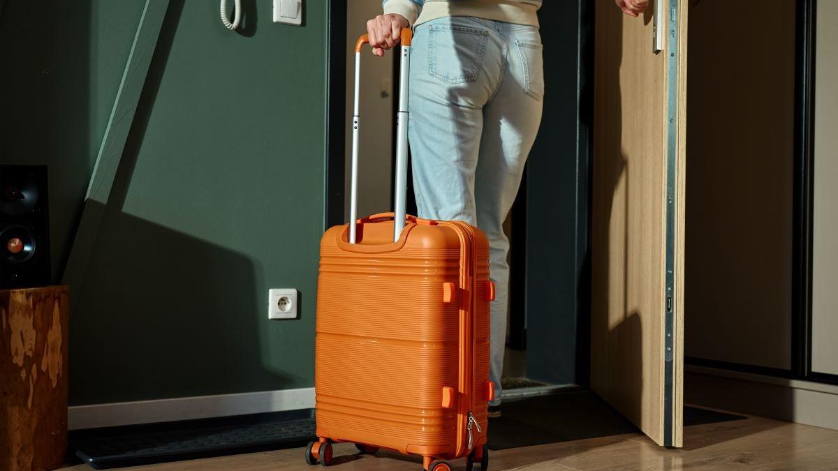 Imagen de un turista en un piso