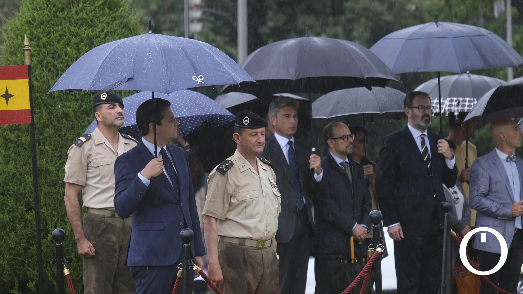 Izado de la bandera de España en la Plaza de España
