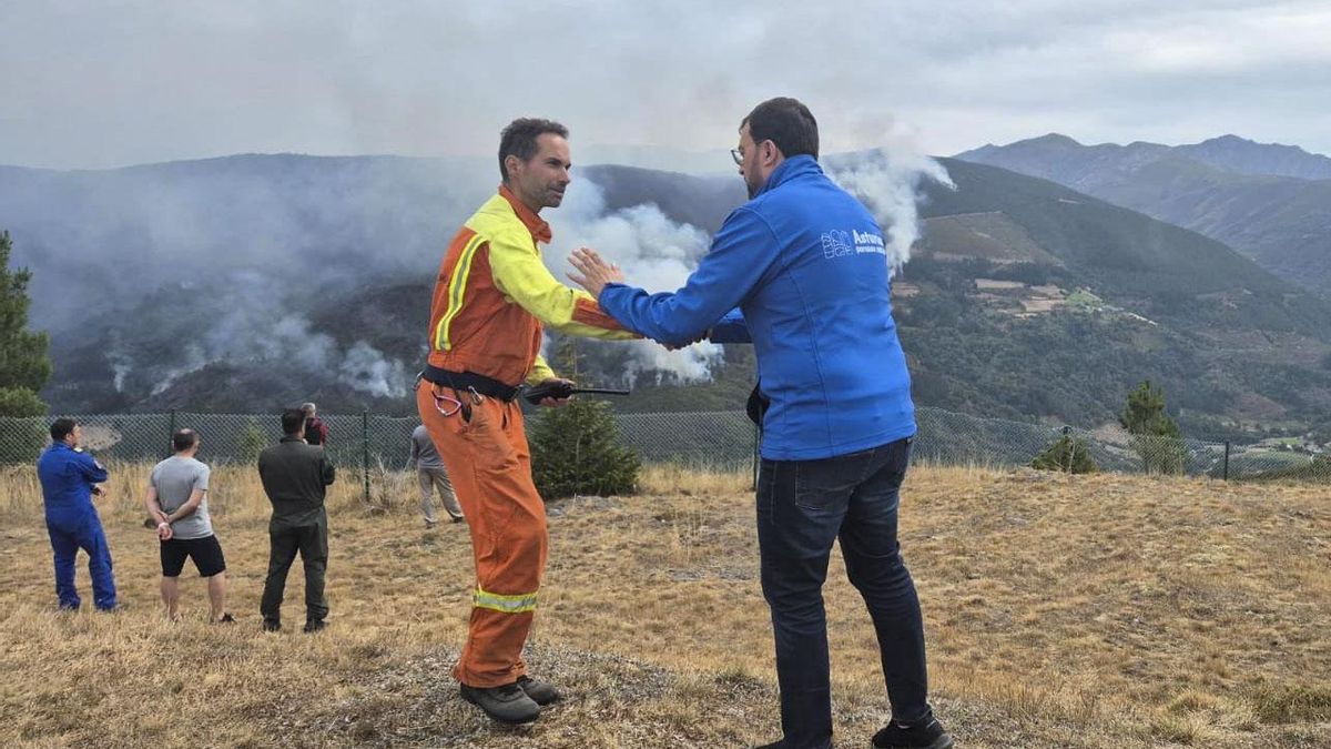 El presidente de Asturias, Adrián Barbón, supervisó las labores de extinción del incendio en Ibias el pasado miércoles.