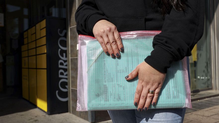 Imagen de archivo de una mujer ante una oficina de Correos para realizar los trámites del proceso de regularización extraordinaria de migrantes. EFE/ Raquel Manzanares