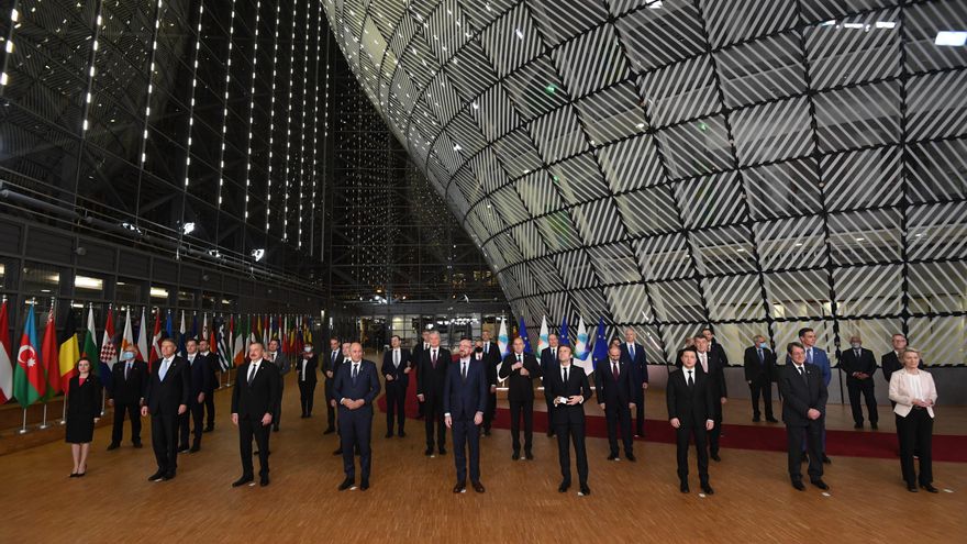 Foto de familia de la cumbre de la Asociación Oriental, el 15 de diciembre de 2021 en Bruselas.
