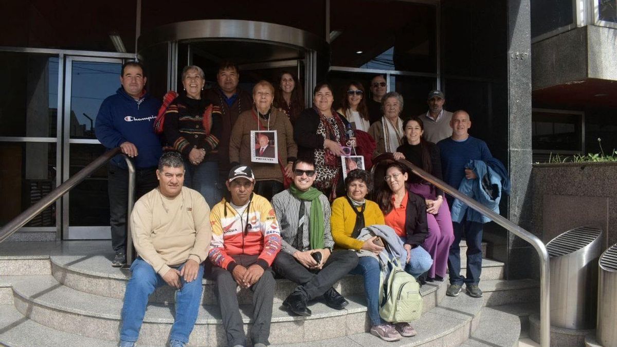 Familia Páez Medina y acompañantes en la puerta del TOF