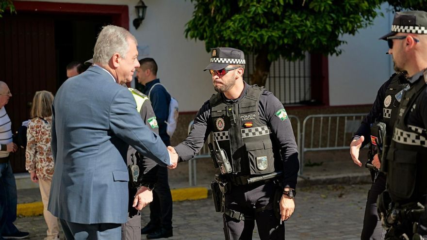 El alcalde de Sevilla, José Luis Sanz, saluda a un agente de la Policía Local.