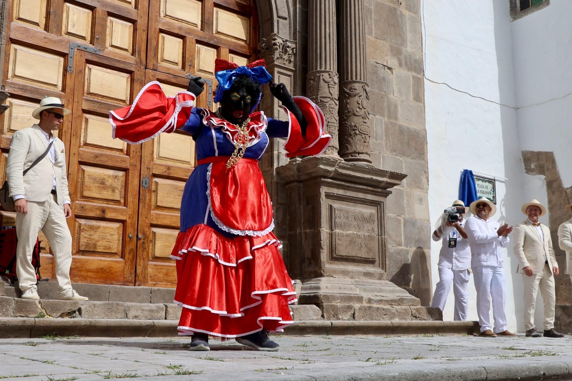 La incombustible Negra Tomasa agita a una multitud blanca. JOSÉ AYUT