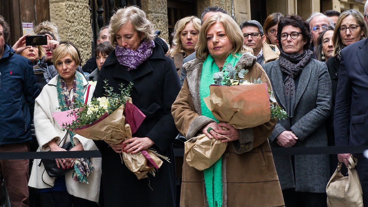 Archivo - La viuda de Gregorio Ordóñez y presidenta de la 'Fundación Gregorio Ordóñez Fenollar', Ana Iribar, y la presidenta de COVITE (Colectivo de Víctimas del Terrorismo) y hermana de Gregorio Ordóñez, Consuelo Ordóñez