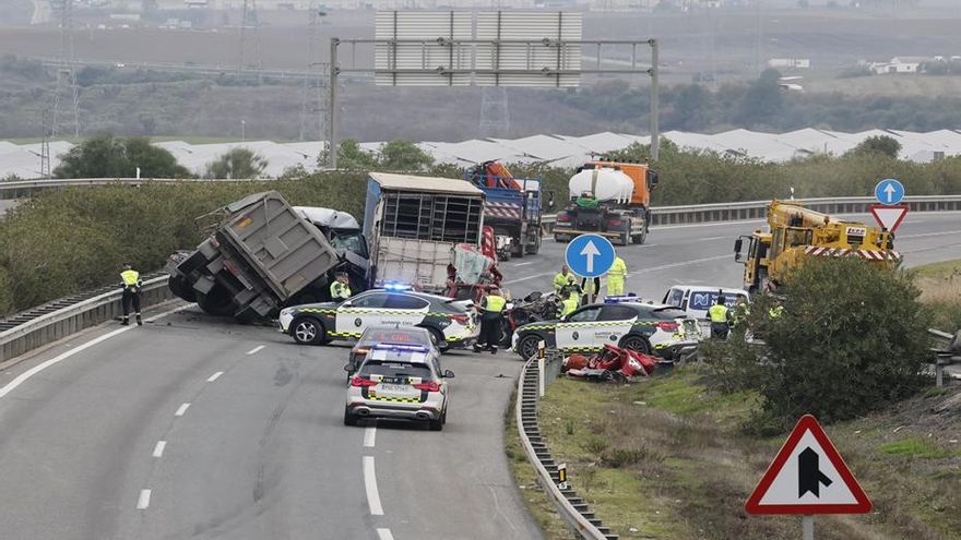 Tres muertos en Sevilla al quedar un coche empotrado entre dos camiones tras chocar en la A-66