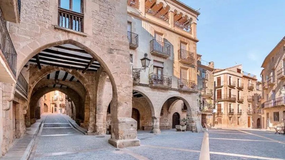 La Plaza de España de Calaceite, en Teruel.