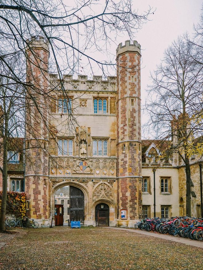 Colegio Mayor de St. John's. Este College de inicios del XVI es uno de los edificios más señeros del campus de Cambridge.