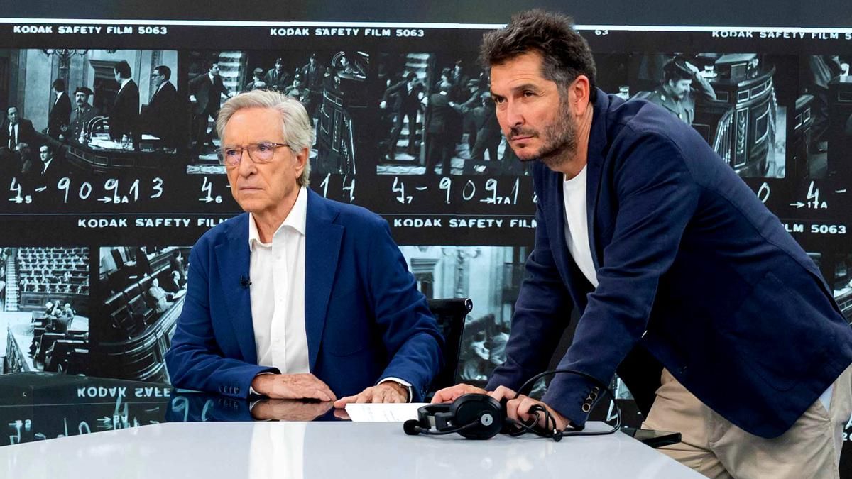 Iñaki Gabilondo y Carlos del Amor en 'El Telediario de nuestras vidas'