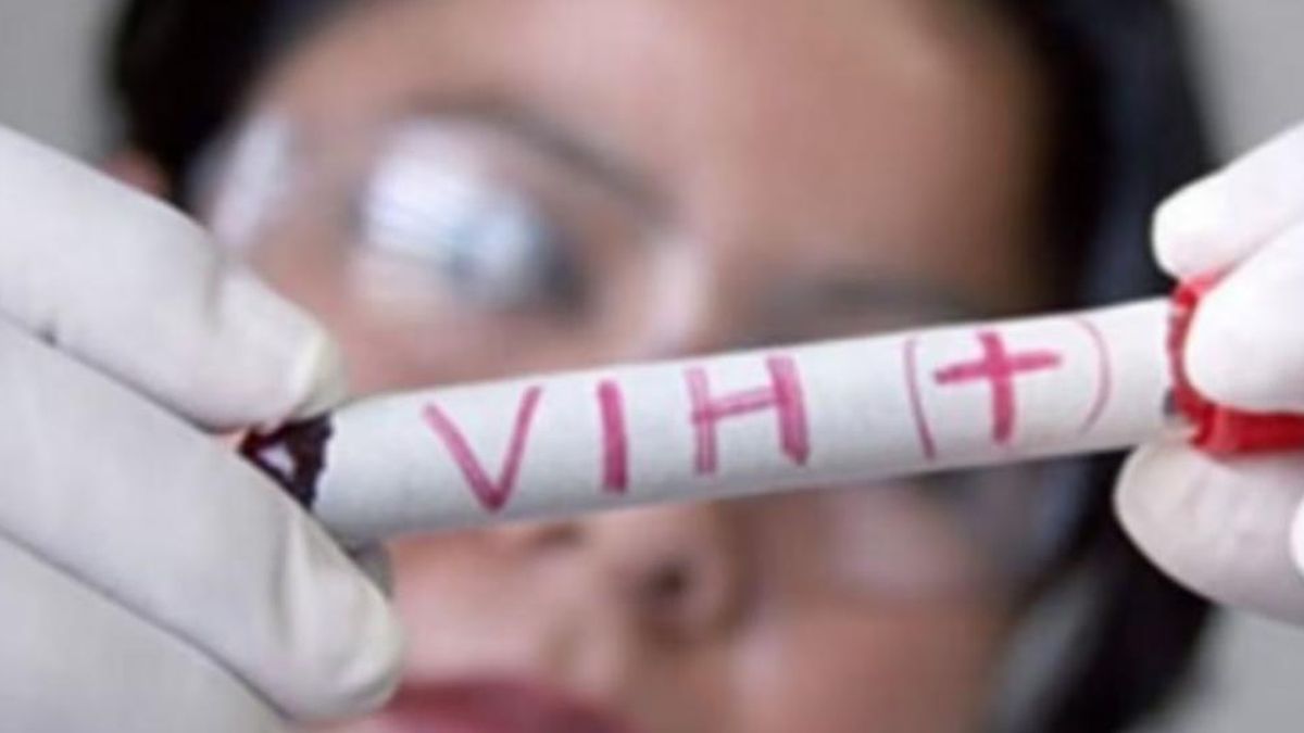 Durante la fecha, se busca apoyo en todo el mundo para las personas que viven con el VIH , también se recuerda a los fallecidos por enfermedades relacionadas.