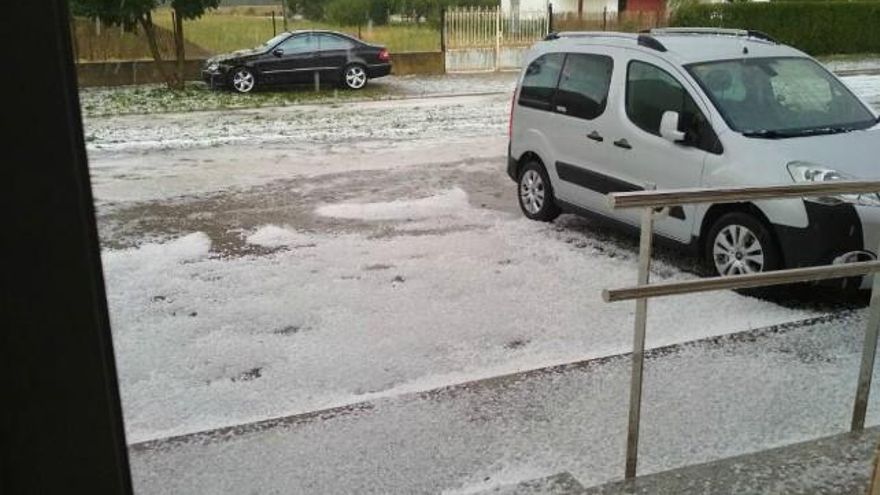 Las calles blancas de Villacelama esta tarde. / Foto @Villacelama