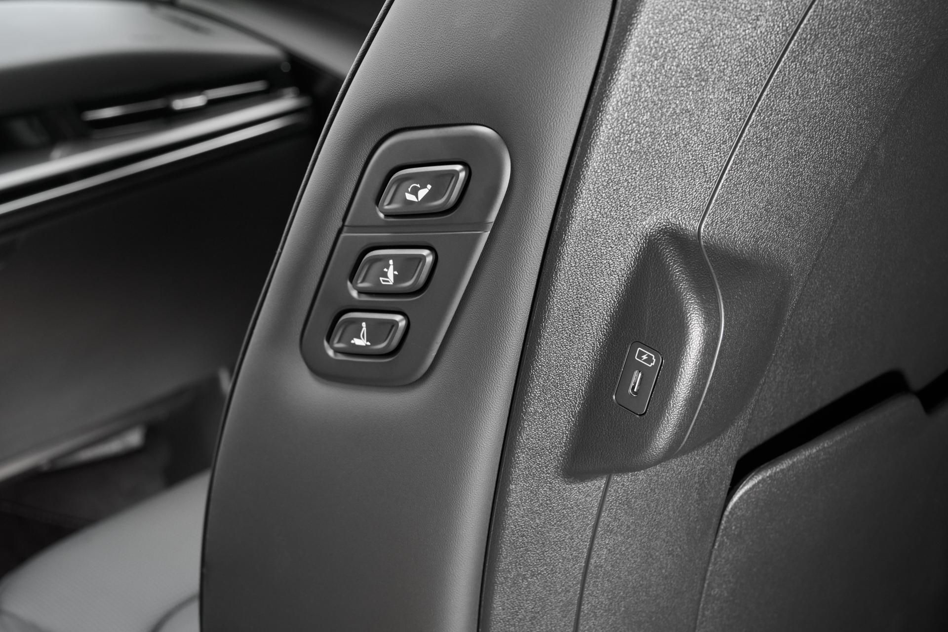Detalle de las opciones de regulación para el asiento del acompañante y de su toma USB.
